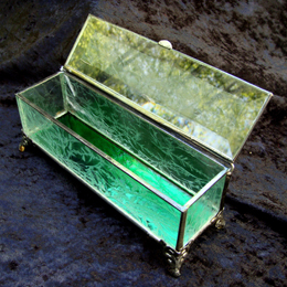 glue chip textured clear side bracelet box with beveled top, colored mirror bottom and filigree feet